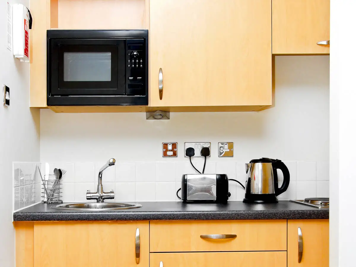 Colocar microondas una cocina pequeña: todas opciones enPocoEspacio.com
